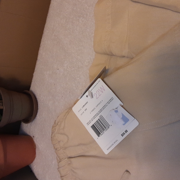Liz Claiborne woman cream color size 22W shorts - Picture 4 of 7